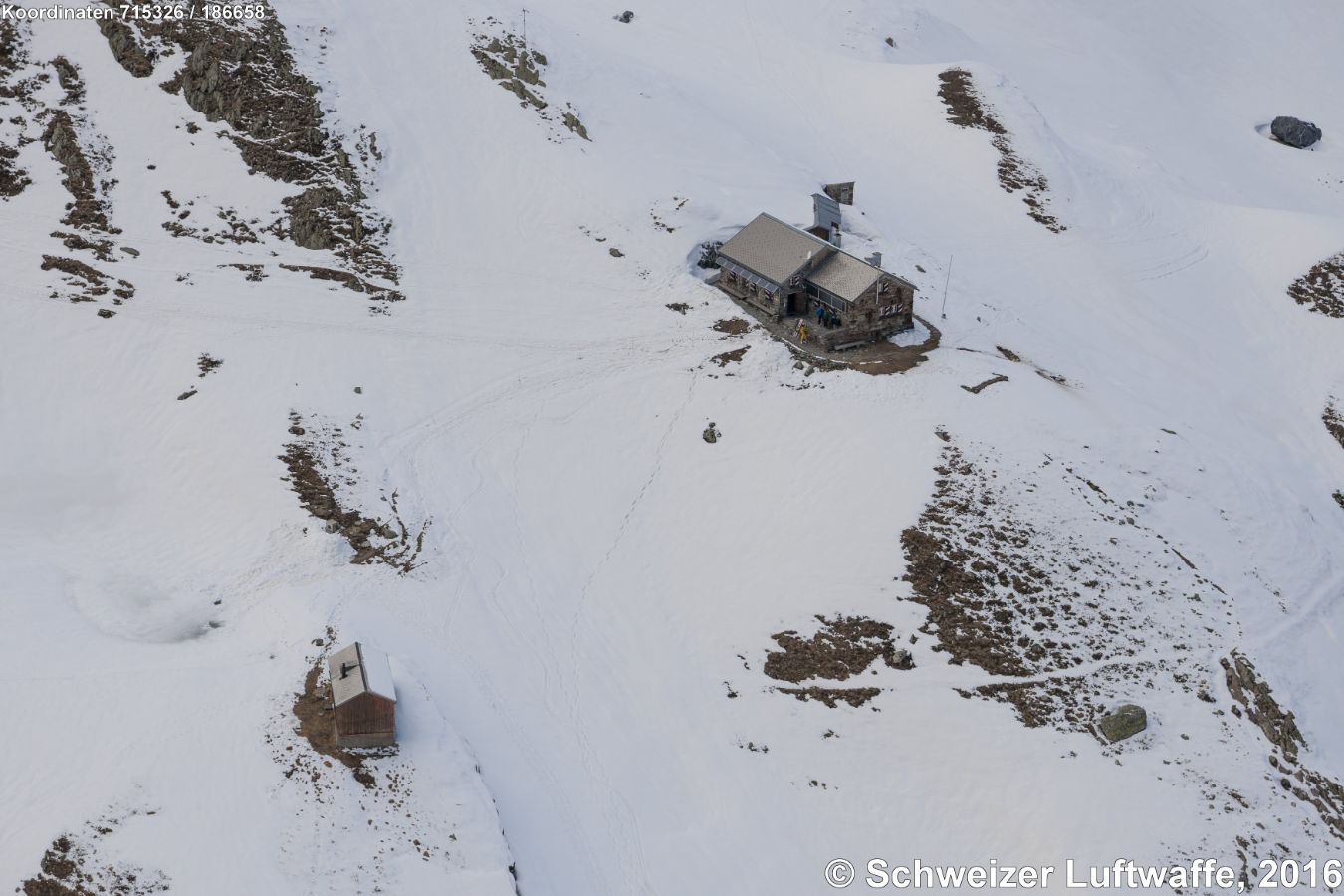Fridolinshütte SAC, 2111 m.ü.M. (Position: 2'715'363.08, 1'186'677.38), im Gebiet des Tödi (GL), eingebettet zwischen Ochsenstock und Bifertenfirn, auf dem Rücken des Bifertenalpli.